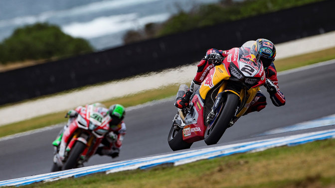 Driekwart vooraanzicht van Honda WSBK motorfiets tijdens de race.