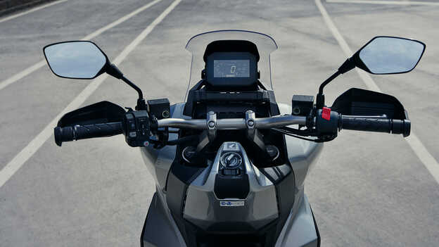 Honda ADV350 met negatief LCD-display, HSVC en Smart Key