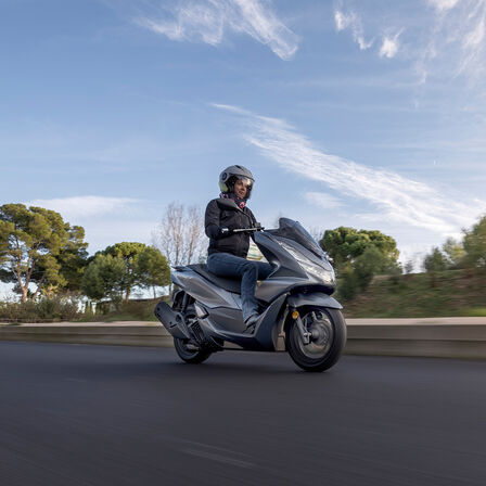 Honda PCX125 driekwart vooraanzicht op de baan