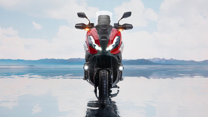 Vooraanzicht Honda ADV350 op locatie aan de kust. 