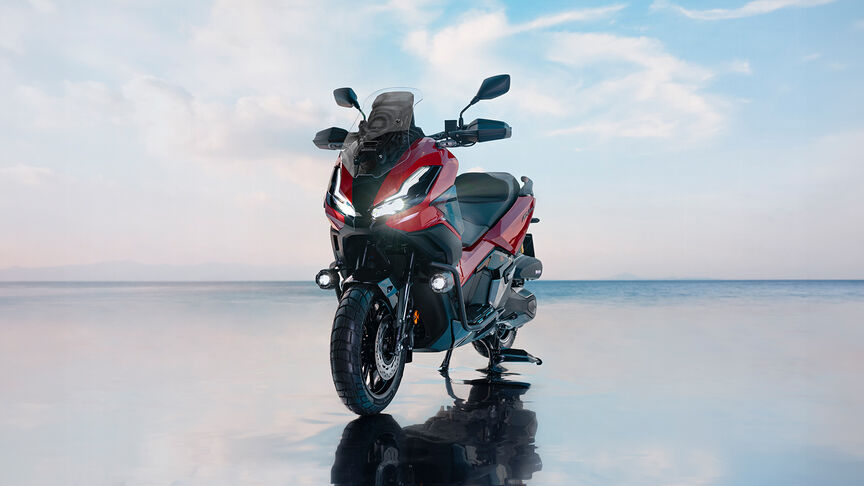 3/4 vooraanzicht van de Honda ADV350 op locatie aan de kust.