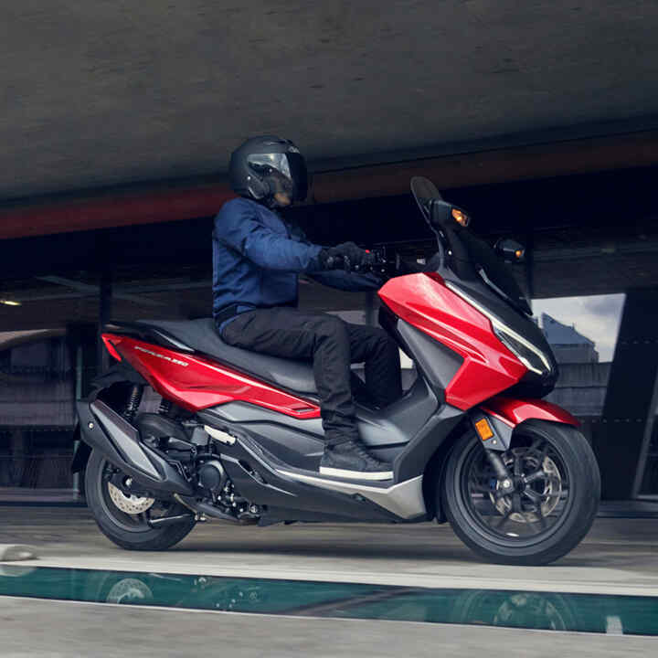 Forza 350 RHS dynamisch beeld met rijder