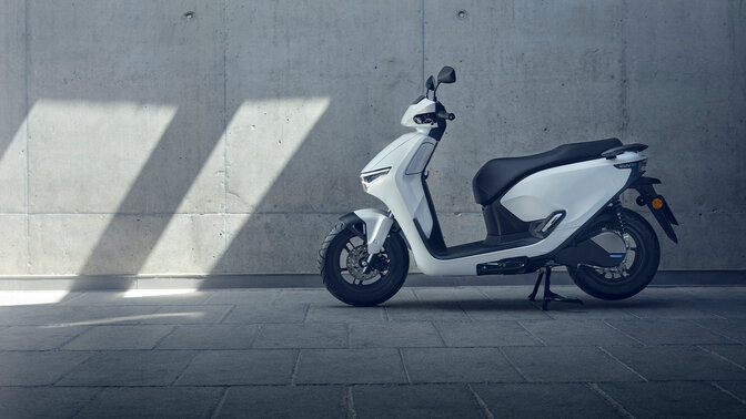 Honda CUV e:-motorfiets geparkeerd in garage.