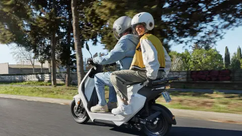 Honda EM1 e: wegrijdend met rijder en passagier