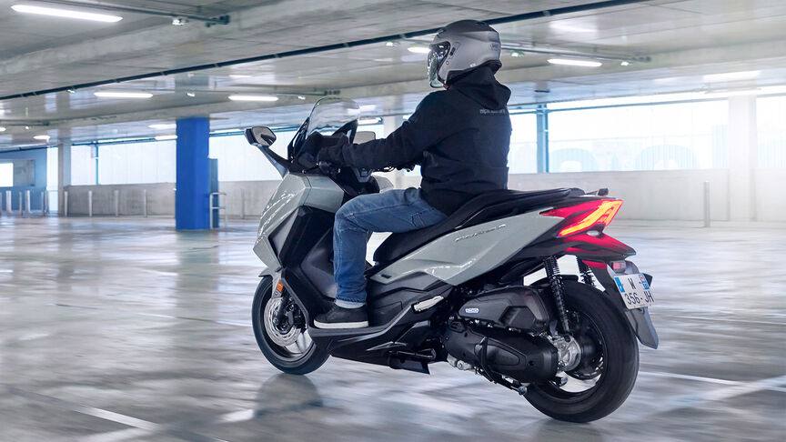 Honda Forza 125, actie op de weg