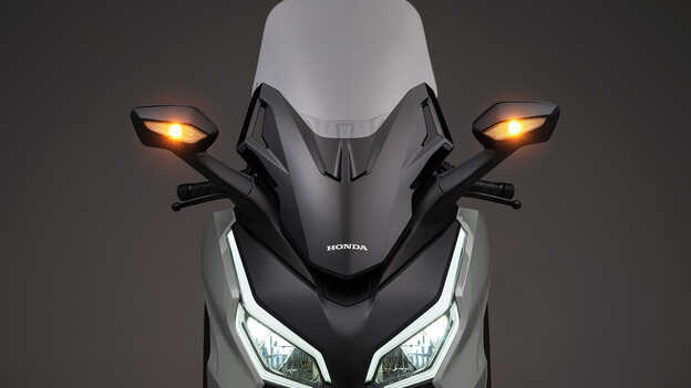 Honda Forza 125 LED-lichten en windscherm.