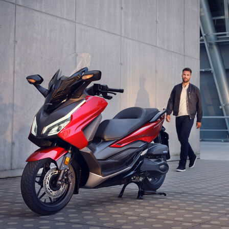 Honda Forza 350 op middensteun met model