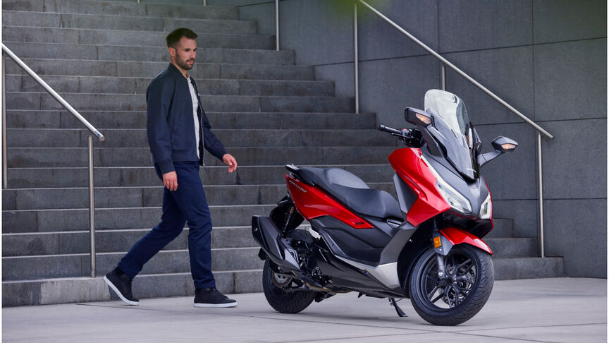 Honda Forza 350 voor trappen met model 