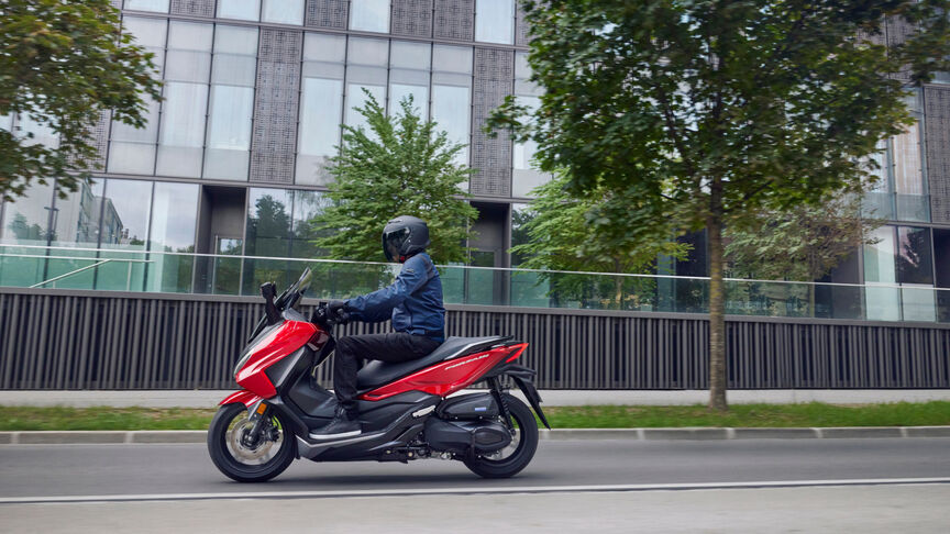 Honda Forza 350 voor trappen met model 