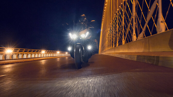 Forza 750-motorfiets geparkeerd nabij een rivier.