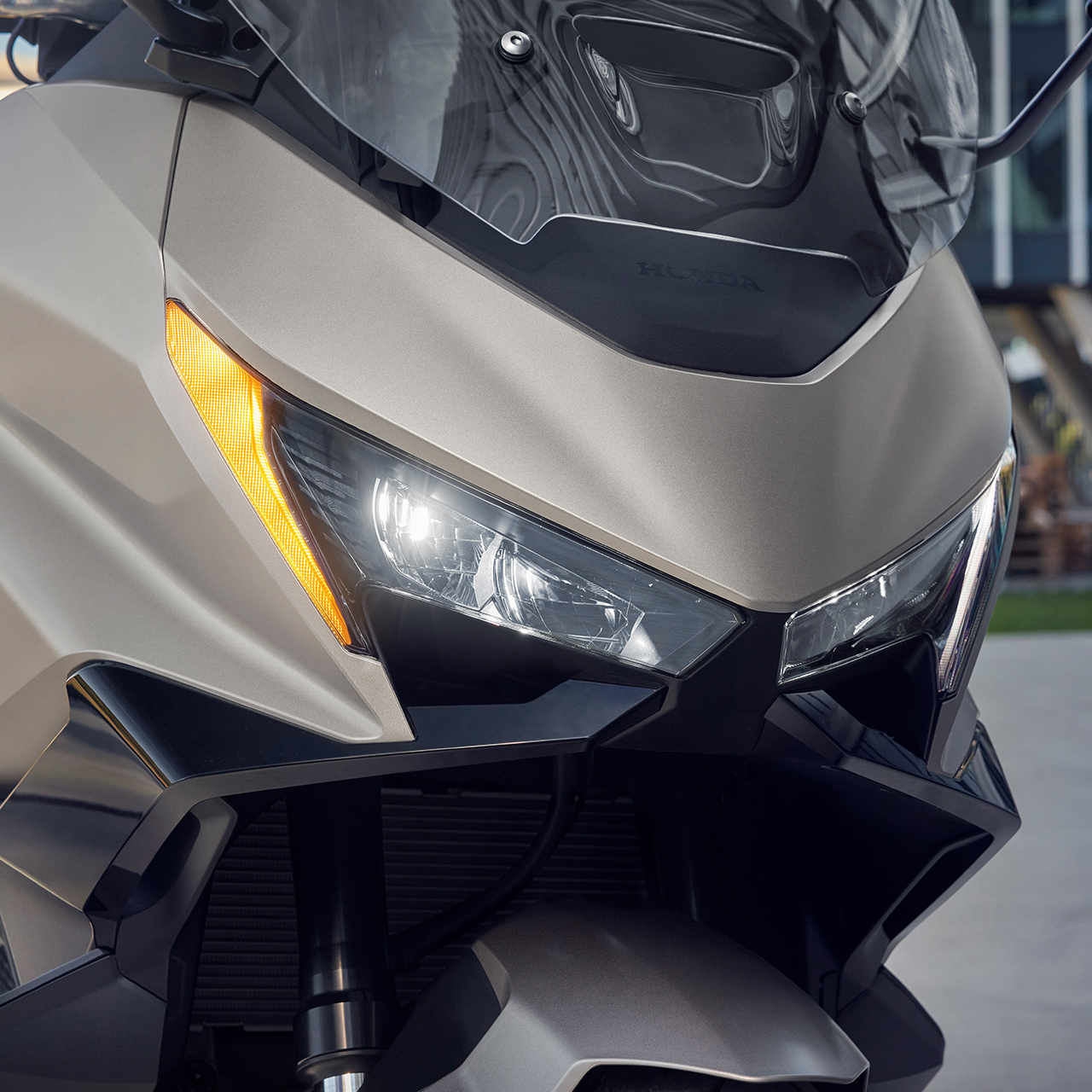 Close-up van de Forza 750 met heldere verlichting