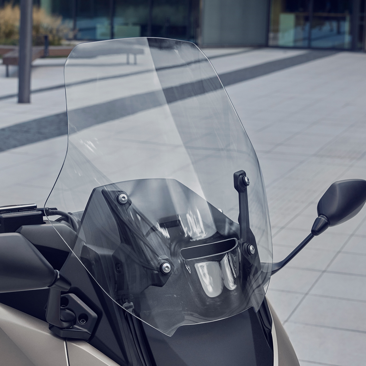 Close-up van de Forza 750 met elektrisch windscherm