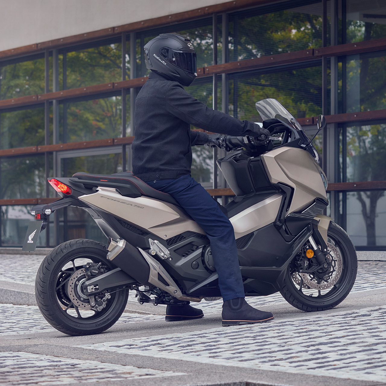 Forza 750-motor geparkeerd in een straat.