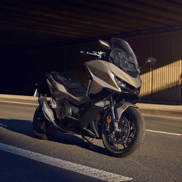 Forza 750, motorfiets geparkeerd op de weg.