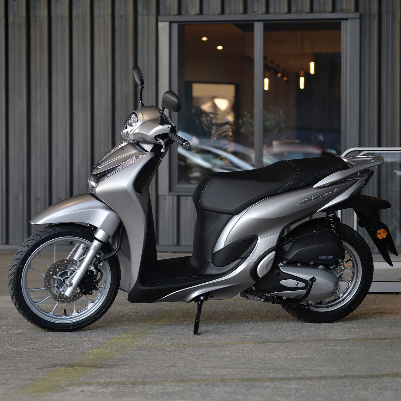 SH Mode 125 op een parkeerplaats