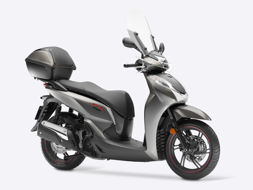Driekwart vooraanzicht Honda SH300i met topkoffer en windscherm.