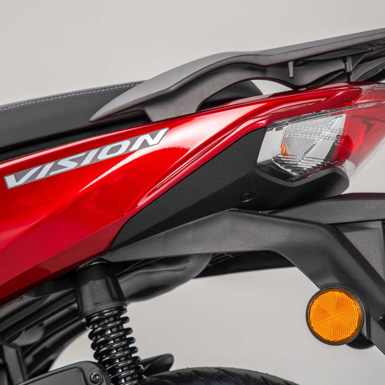 Vision 110 driekwart achteraanzicht met logo