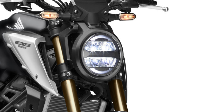 Honda CB125R, driekwart vooraanzicht rechts, focus op de lichten, studiofoto, zwarte motor
