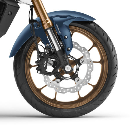 Honda CB125R, rechterkant, ingezoomd op voorwiel en remmen, studiobeeld, blauwe motor