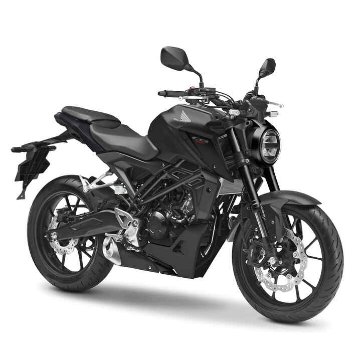 Honda CB125R, driekwart vooraanzicht rechts, studiofoto, zwarte motor