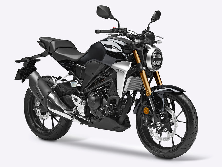 Driekwart vooraanzicht Honda CB300R met accessoires.