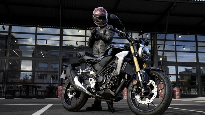 Zijaanzicht Honda CB300R Neo Sports Café, geparkeerd.