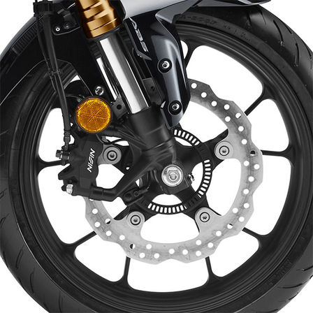 Close-up wiel Honda CB300R Neo Sports Café.