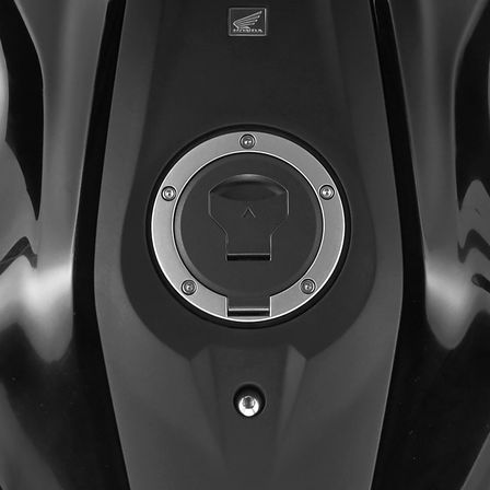 Close-up tank Honda CB300R Neo Sports Café.