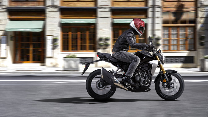 Zijaanzicht, actiebeeld van Honda CB300R Neo Sports Café op de weg.