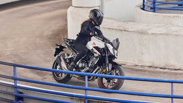 Honda CB500 Hornet op autoparking in een bocht