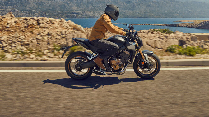 Honda CB650R driekwart vooraanzicht rijdend op autoparking