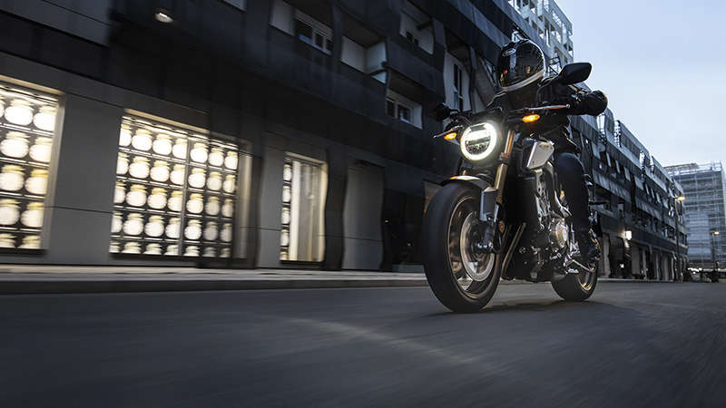CB650R Neo Sports Café, driekwart linkervooraanzicht met motorrijder, in de stad