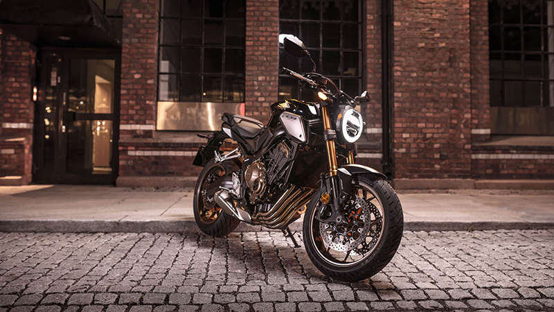 CB650R Neo Sports Café, driekwart rechtervooraanzicht, in de stad, in het donker