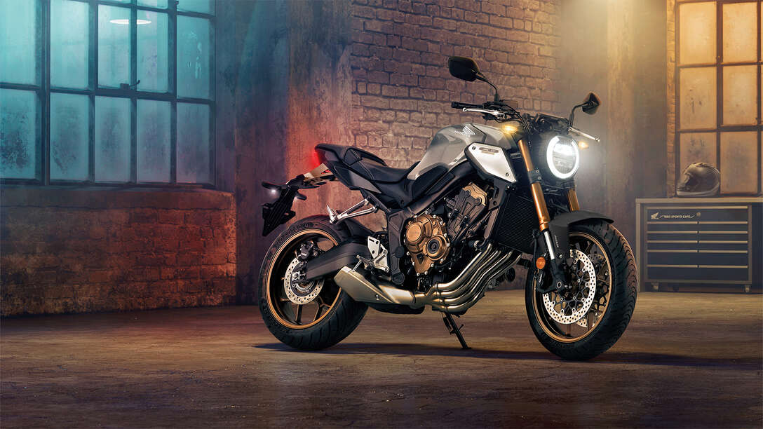 CB650R Neo Sports Café, driekwart rechtervooraanzicht, in de stad, in het donker