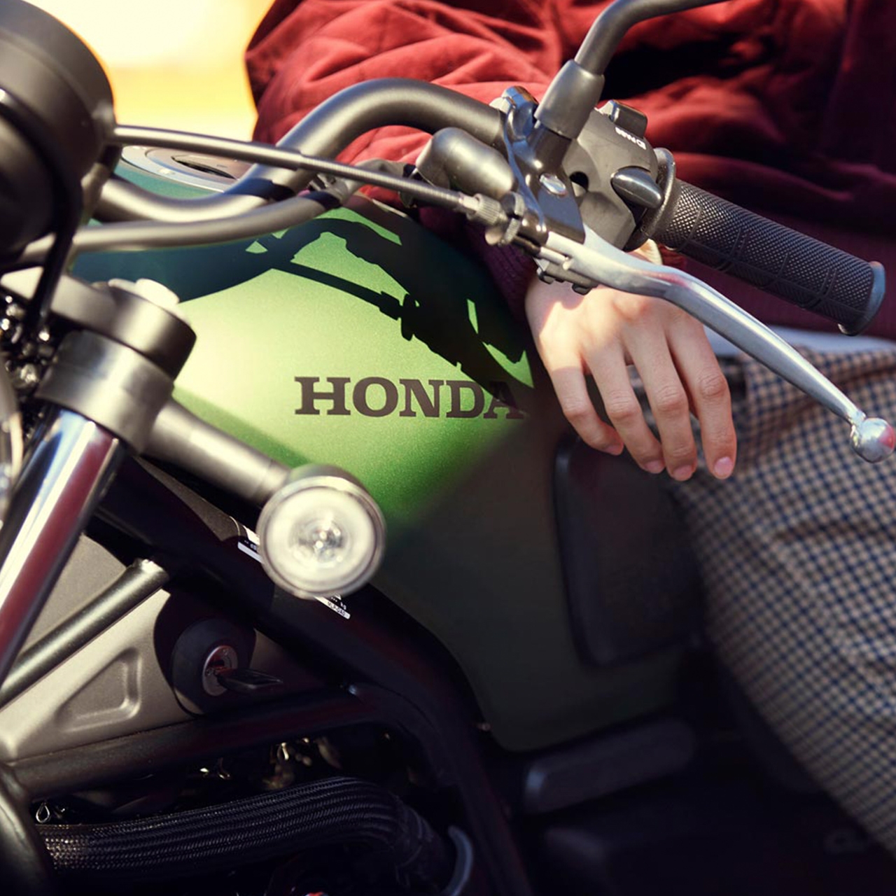 Close-up zijaanzicht van de Honda CL500 motorfiets met een model.