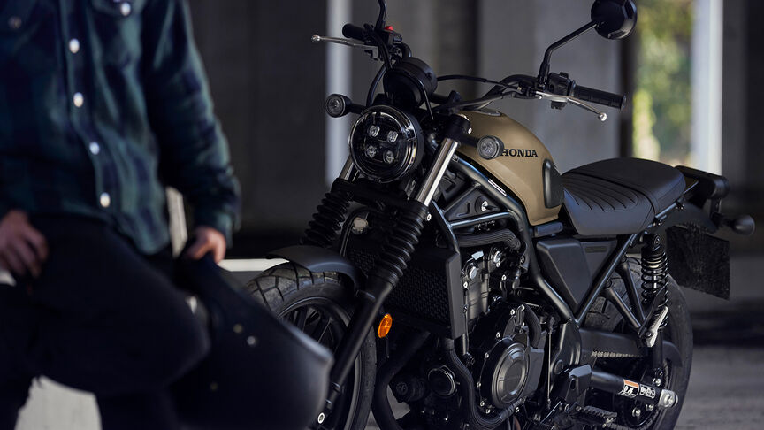 Honda CL500, statisch driekwart vooraanzicht op locatie.