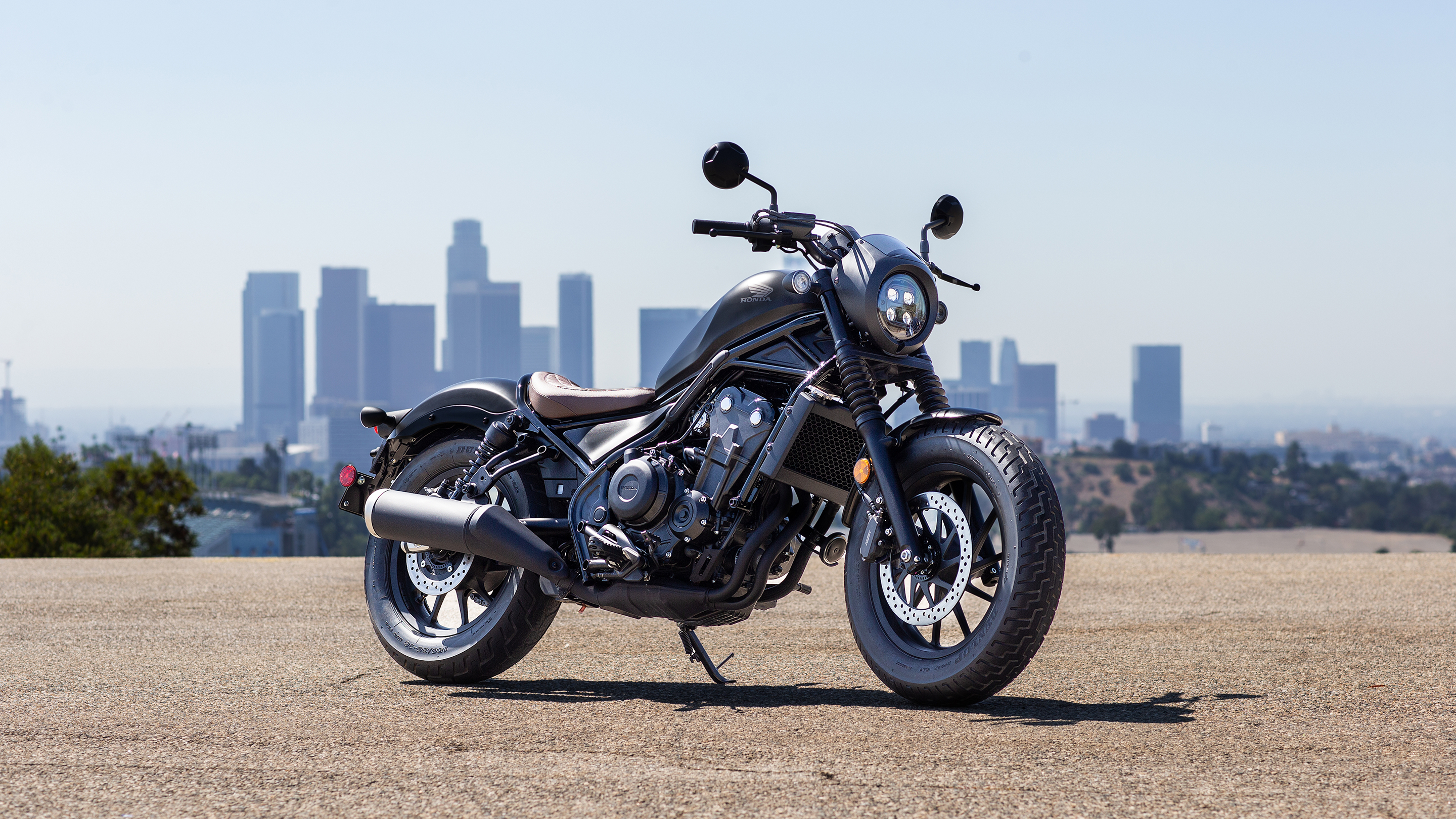 CMX500 Rebel zijaanzicht voor een café.