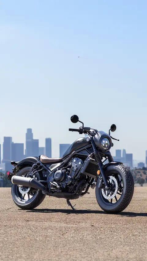 CMX500 Rebel driekwart vooraanzicht in stedelijke omgeving