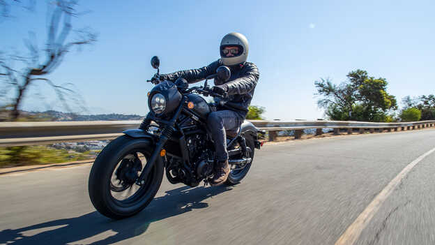 Rijder op een Honda CMX500 Rebel op de weg.
