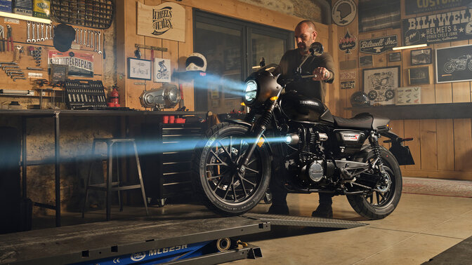 GB350S driekwart vooraanzicht met rijder die aan de motor werkt