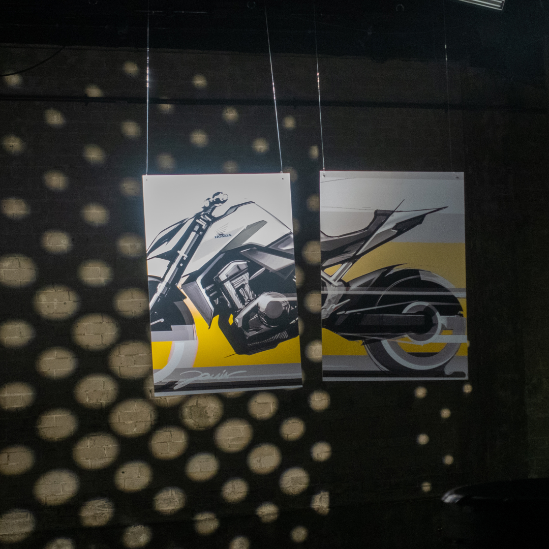 Honda Hornet conceptschets opgehangen aan de muur.