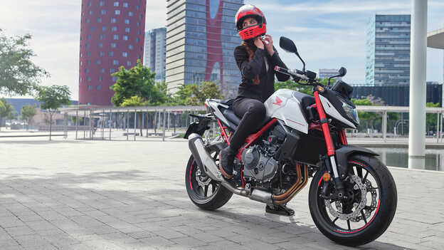 Honda CB750 Hornet statisch beeld met vrouwelijke rijder.