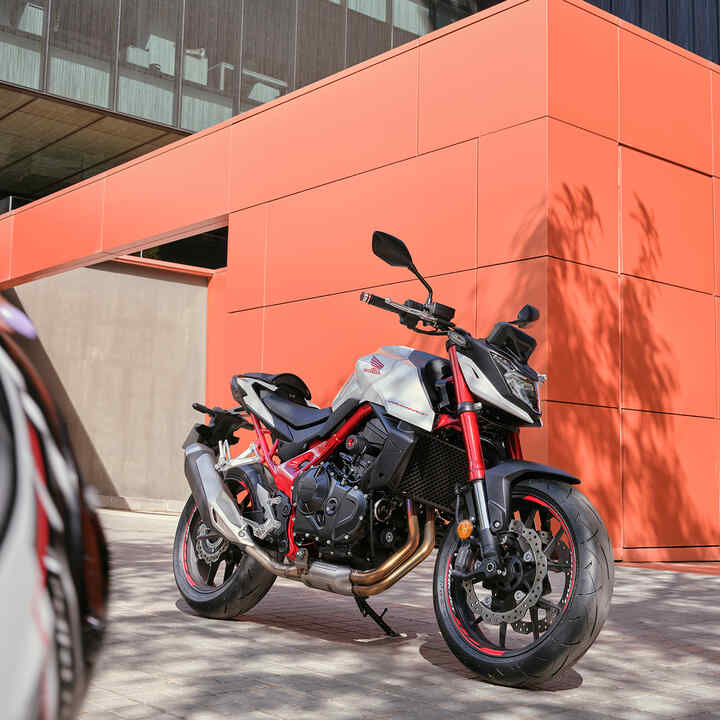 Honda CB750 Hornet voor een oranje gebouw.