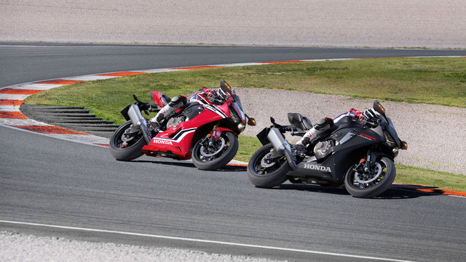 Twee Honda CBR1000RR Fireblade's op het circuit.