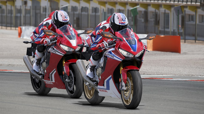 Honda CBR1000RR Fireblade en Honda CBR1000RR Fireblade SP op het circuit.