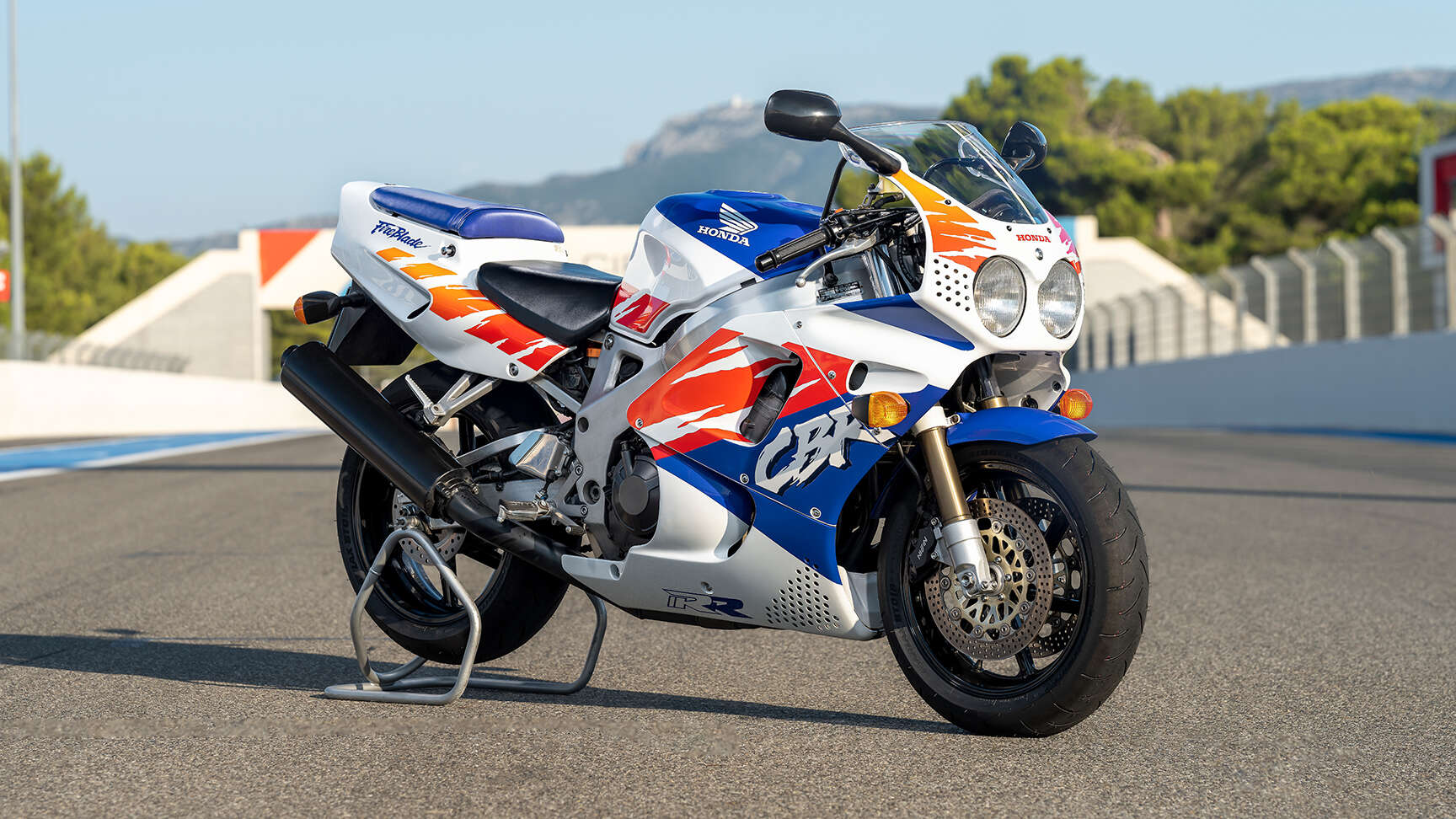 Zijaanzicht van de 1992 CBR900R Fireblade in studio