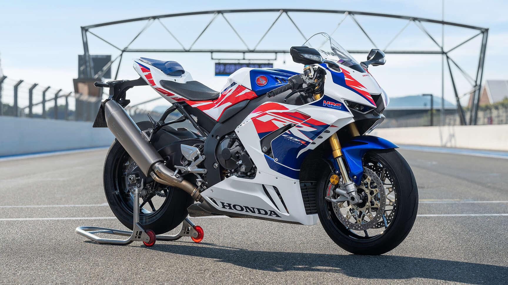 Zijaanzicht Honda 2022 CBR1000RR-R Fireblade SP 30th Anniversary in studio