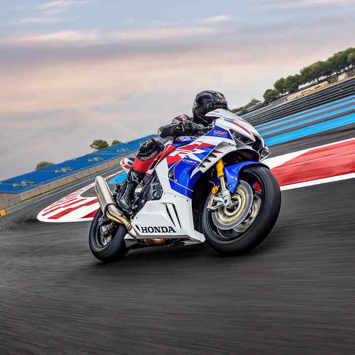 Rechtervoorzijde driekwartsaanzicht van de Honda CBR1000RR-R-Fireblade met rijder op circuit