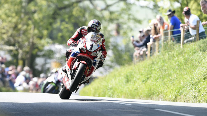 Honda 2012 - 2014 CBR1000RR met een rijder op een circuit. Foto door: Beeld 2014 - Isle of Man TT races