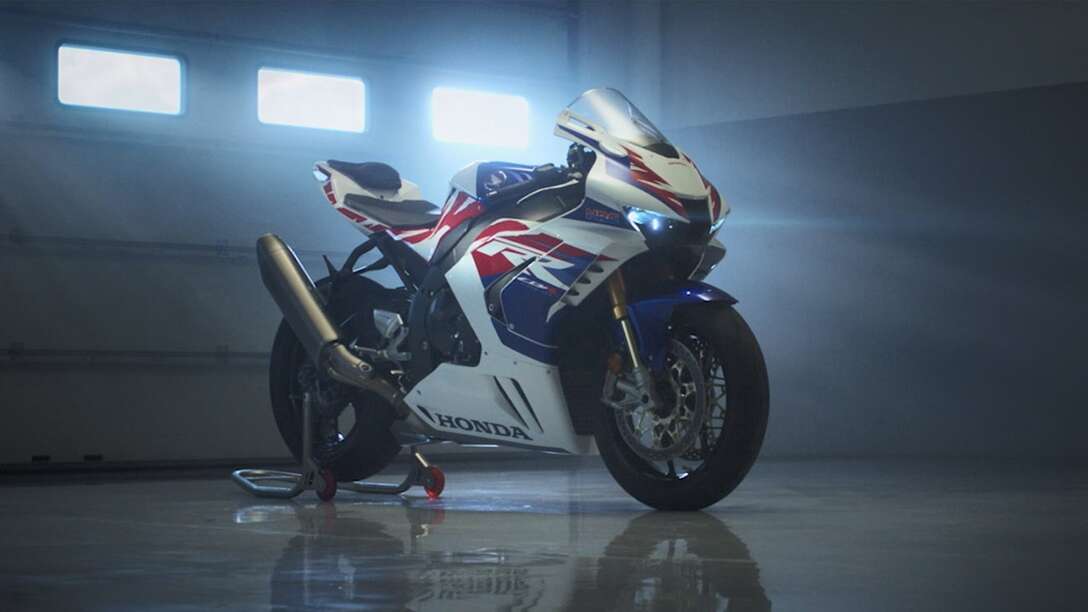 Honda CBR1000RR-R Fireblade met rijder op circuit